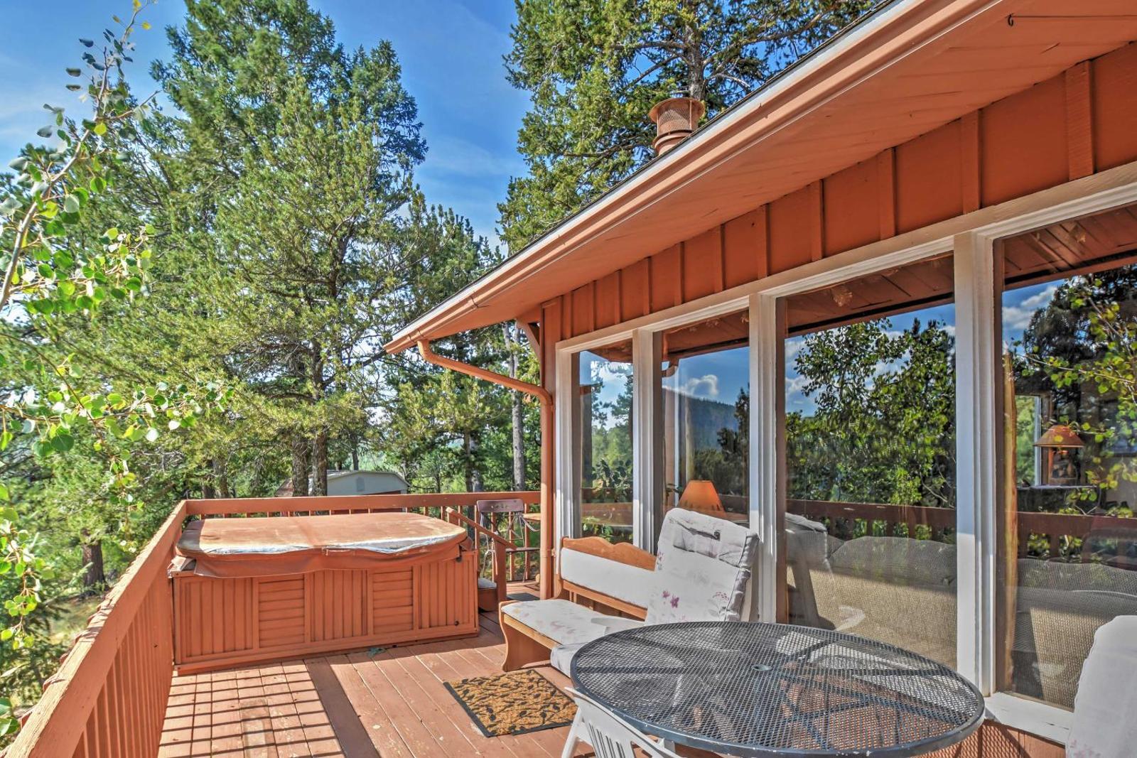 Horseshoe Lodge Divide Cabin with Furnished Deck!